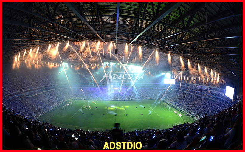 Sonnige, natürliche Steinwand für mediterranes Wohngefühl