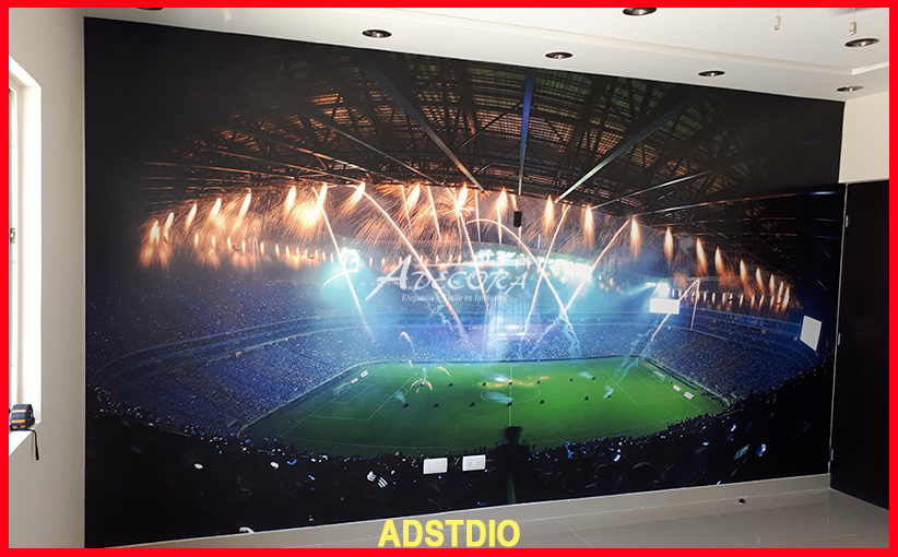 Sonnige, natürliche Steinwand für mediterranes Wohngefühl