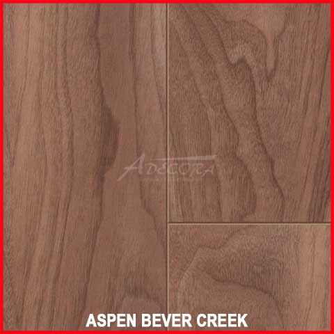 Sonnige, natürliche Steinwand für mediterranes Wohngefühl