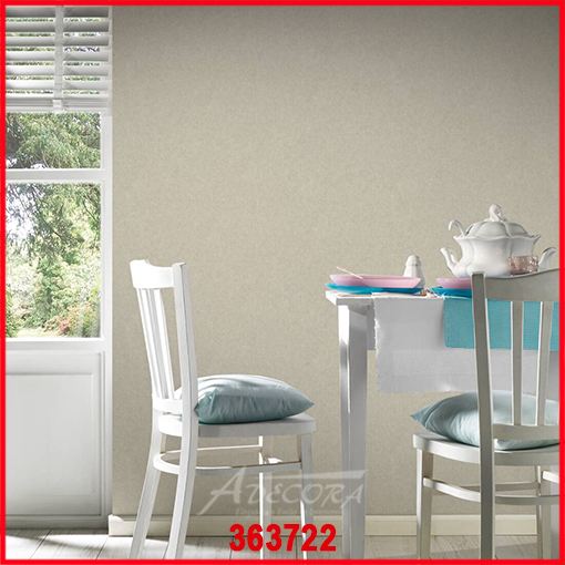 Sonnige, natürliche Steinwand für mediterranes Wohngefühl