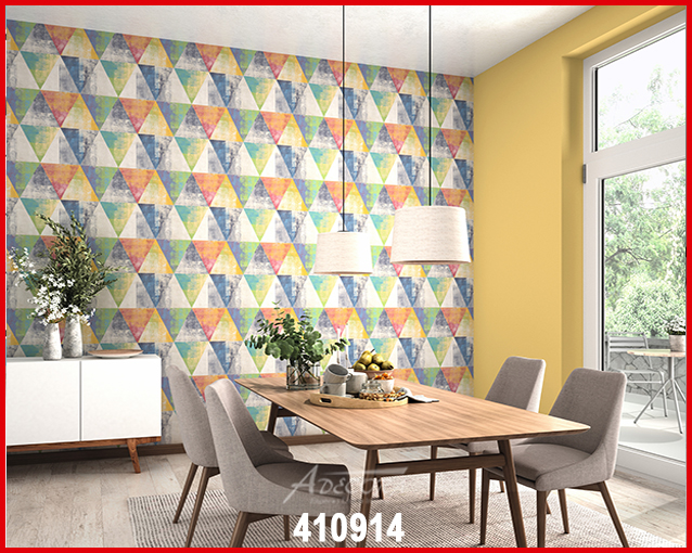 Sonnige, natürliche Steinwand für mediterranes Wohngefühl